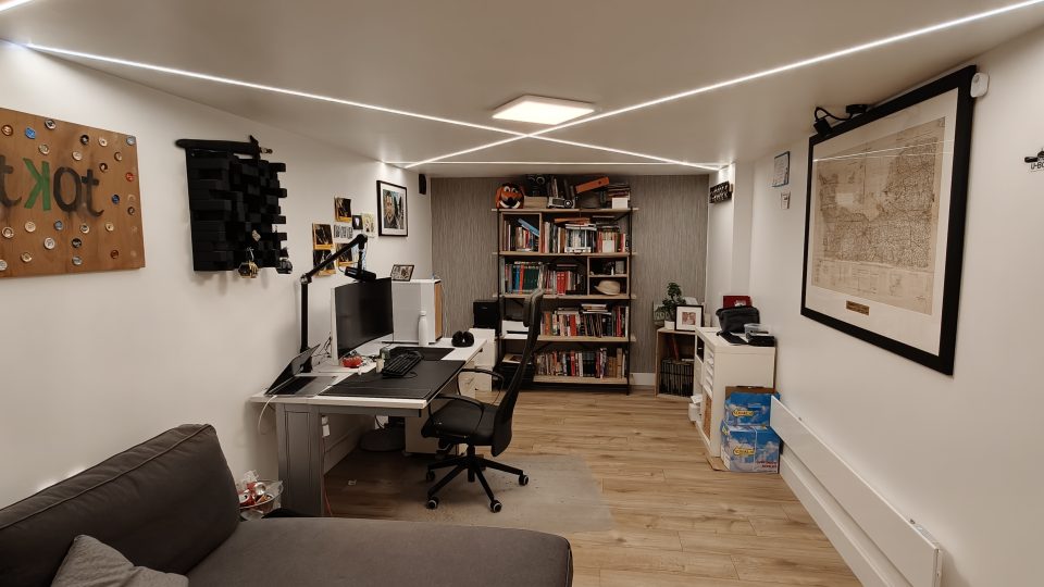 Apart bureau in de kelder
