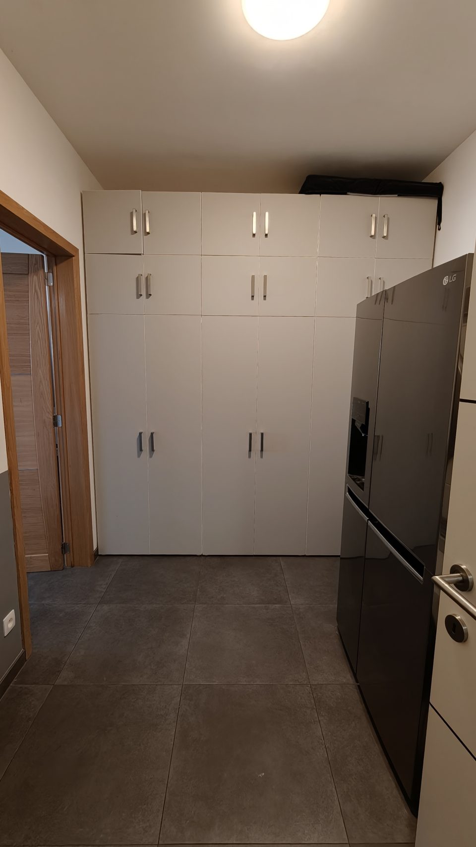 Inbouwkast in de bergruimte van 8,22 m² tussen inkomhal en garage