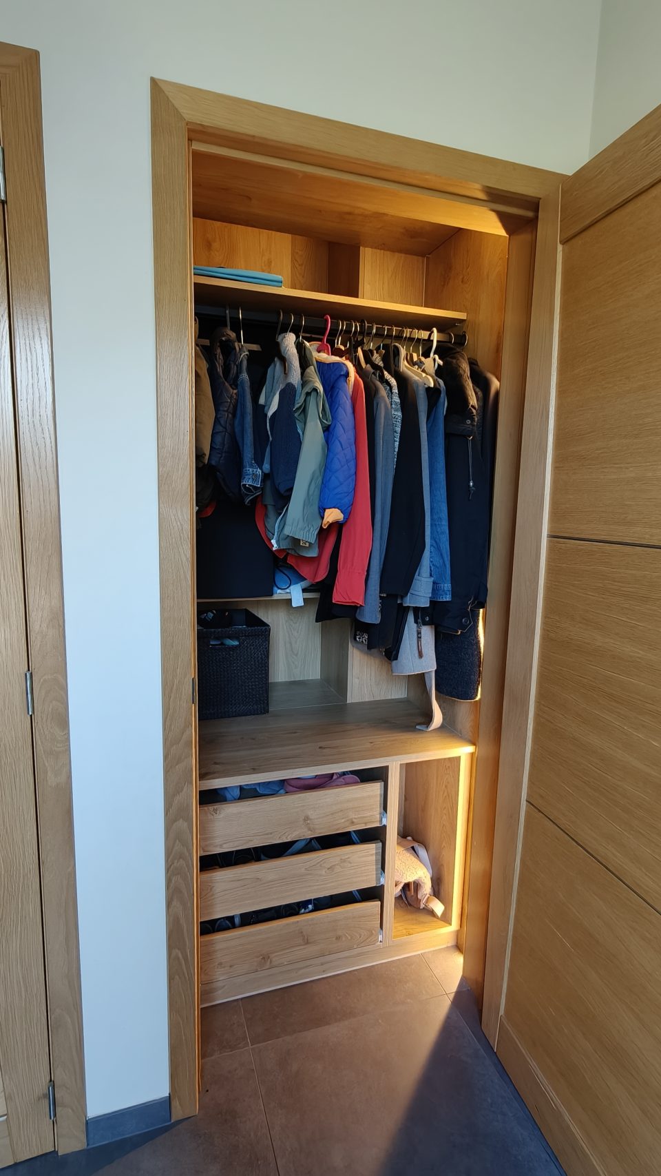 Inkomhall met vestiaire