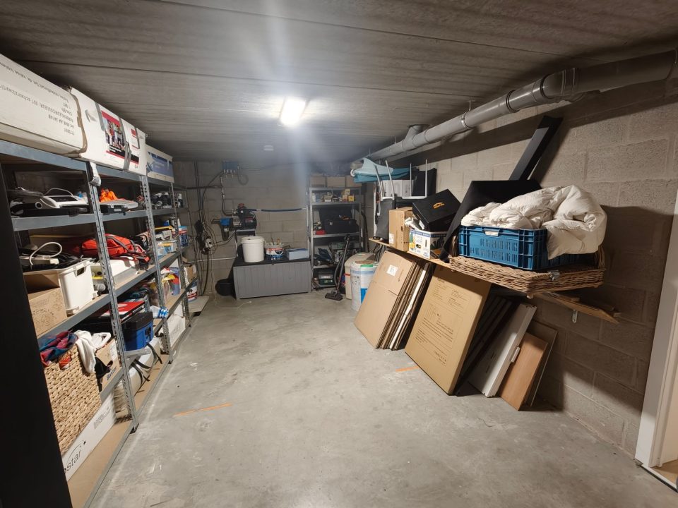 Berging van 18,45 m² in de kelder met rekken, ontkalker en regenwaterpomp